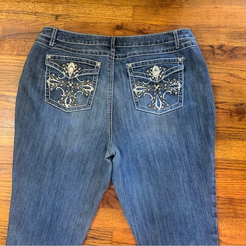 Cato Capri Knee Length Stonewashed Blue Jeans 
18W
Embellished Pocket
Length 31” - Picture 8 of 16